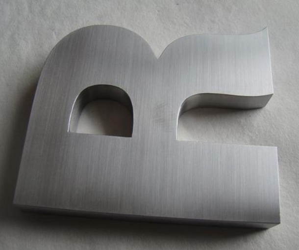 不锈钢精工打磨镀钛字镀钛字是由镜面不锈钢字或者拉丝不锈钢字